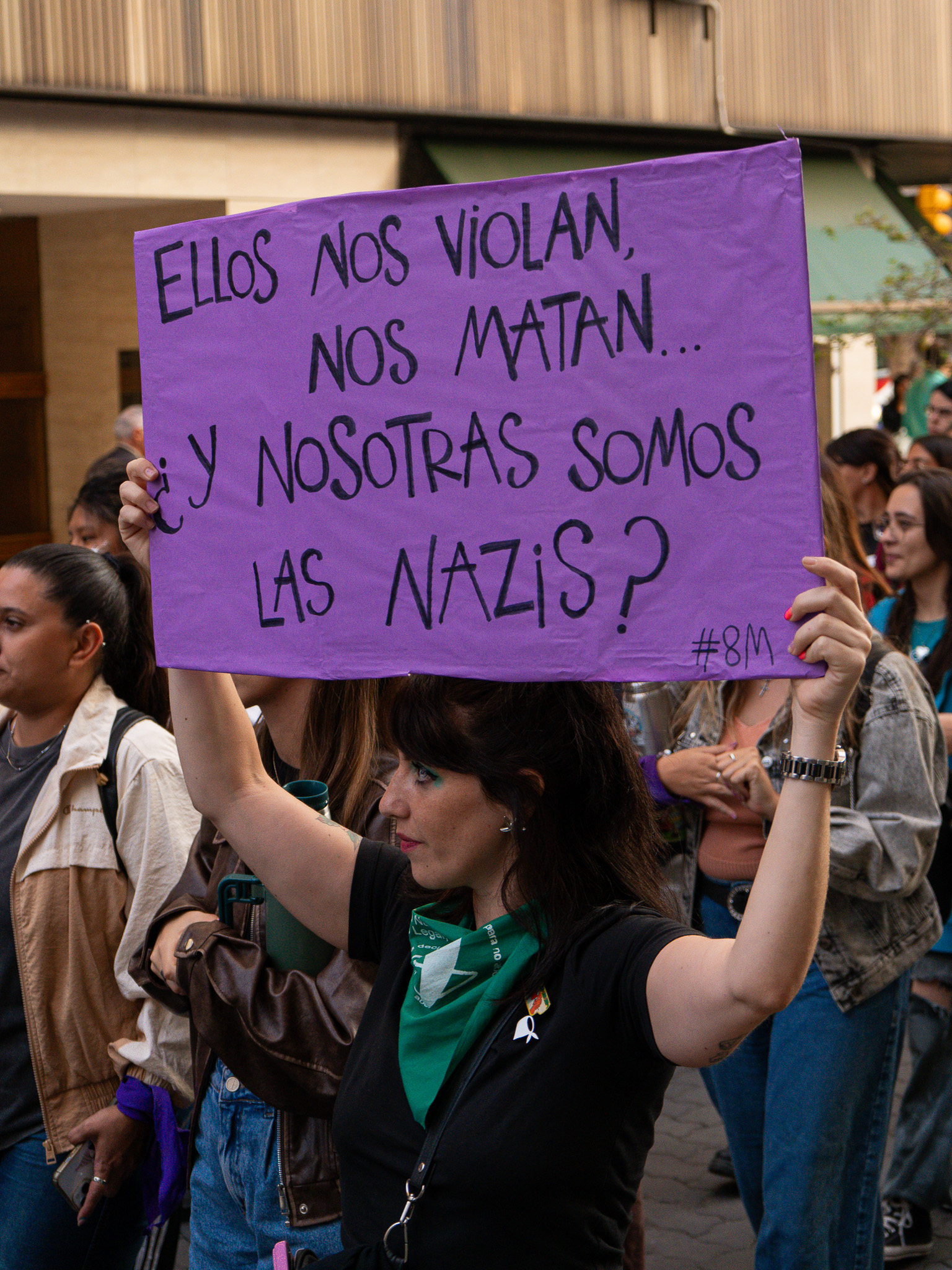 Carteles y banderas en la marcha por el triple femicidio
